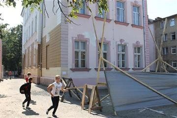 Завдяки старанням Володимира Чубірка у школі №2 триває ремонт даху