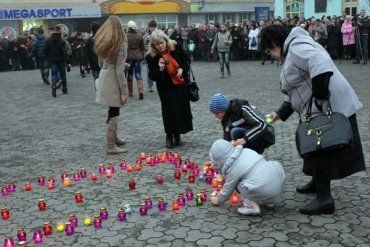 День пам’яті жертв голодоморів на площі Театральній в Ужгороді