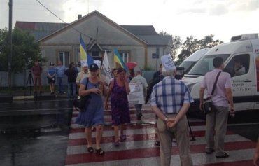 Активисты пикетируют трассу в районе Ужгорода