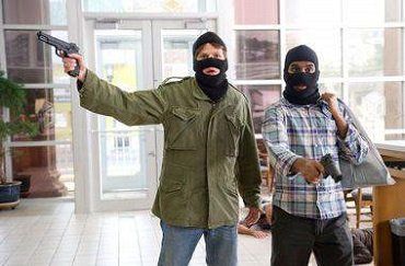 Неизвестные с оружием и в маскаx ограбили обменник на Закарпатье