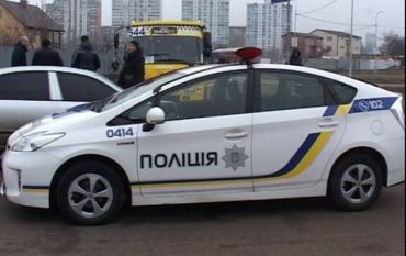 У Києві чоловік викрав маршрутку та при втечі застосував зброю