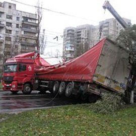 В Мариуполе перевернулся камион с пеком