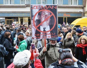 Президента Чехии Милоша Земана освистали и закидали яйцами