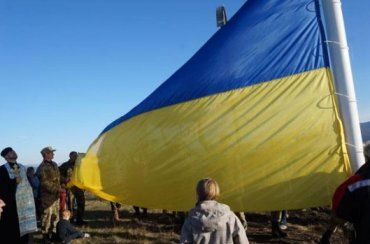 Закарпаття. На горі Капуна урочисто підняли національний прапор України.