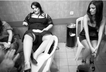 Участницы израильского конкурса красоты толстушек отдыхают за кулисами