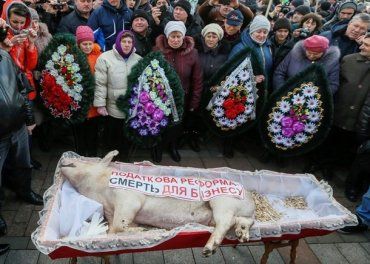 Аграрии планировали внести гроб со свиньей в Верховную раду для Яценюка