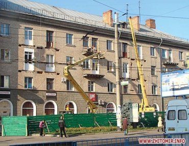В Житомире демонтируют аварийные балконы.