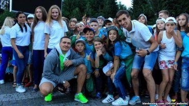 Олександр Усик з юними відпочивальниками "Артеку" в Карпатах.