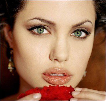 Анджелина Джоли — самая красивая женщина десятилетия