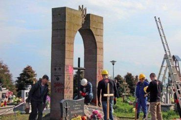 В Польше демонтировали памятник фашисткому отребью УПА