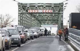 Мост перегружен автомобилями