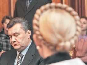 Янукович объявил, что Тимошенко с ним неестественно заигрывает