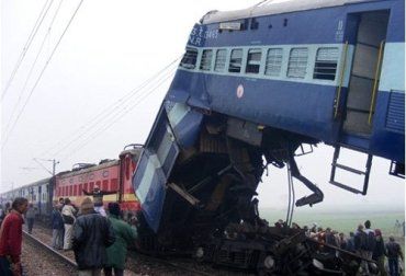 В Индии из-за тумана столкнулись шесть поездов