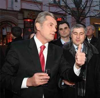 Ющенко попросил закарпатцев поднять за него чарку вина на фестивале в Мукачево