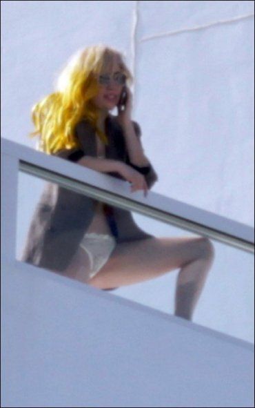 Lady Gaga вышла на балкон в ажурных трусиках и пиджаке