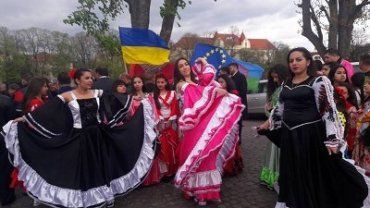 Международный День ромов отмечали ярким действом в центре Ужгорода