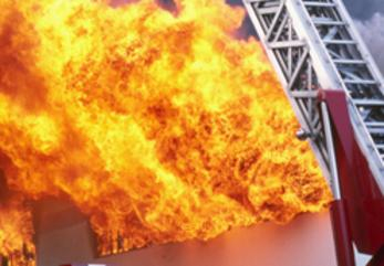 Закарпатские пожарные спасли от огня деревянный дом