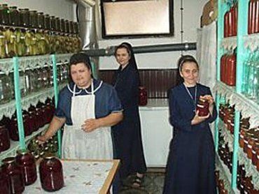 У коморі монастиря повні полиці з банками закладених овочів та фруктів