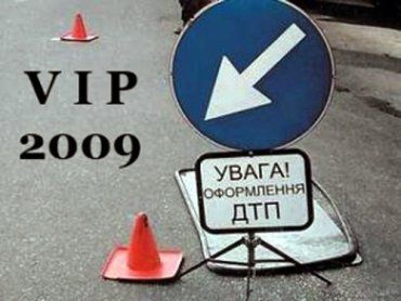 В VIP-авариях игурируют шикарные и явно не украинского производства автомобили