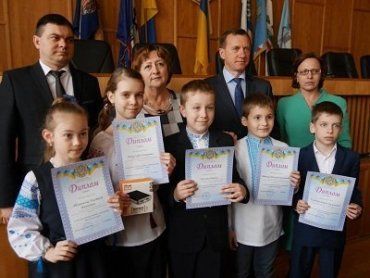 Дипломы и подарки сегодня вручали ученикам 4-х классов в Ужгородском горсовете