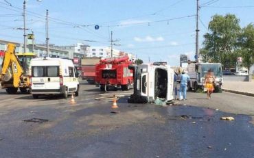 У Харкові сталася ДТП за участю карети швидкої допомоги та іномарки