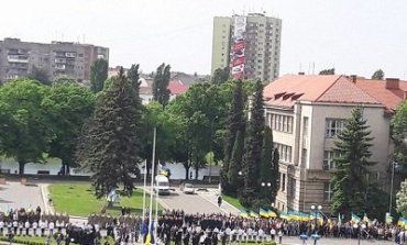 В Ужгороде проходит торжественная церемония поднятия Флага Украины и Европы