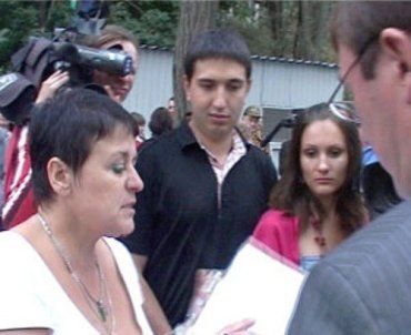 Мать пострадавшего пробилась к министру Луценко во время его визита в Мариуполь