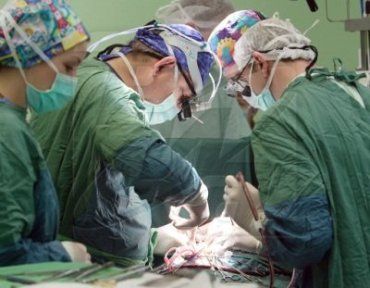 На Закарпатье хирурги делают операцию на сердце
