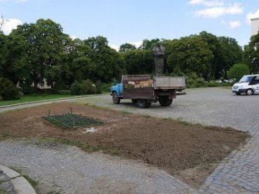 Возле памятника Тарасу Шевченко в Ужгороде создают композицию из цветов