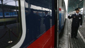 Проводник выбросил безбилетника из идущего поезда в Ростовской области.