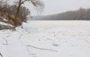 Лафа для контрабандистов: пограничная река Тиса покрылась льдом