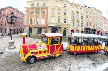 Чудо-поезд, катающий туристов по достопримечательностям города Львова