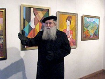 Шандор Зихерман среди своих картин