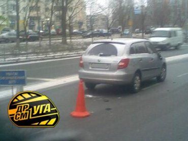 На ул. Тимошенко в Киеве Skoda Fabia на пешеходном переходе сбила парня.
