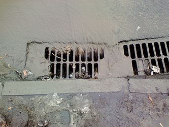 Ужгородец нес в пакете 9 канализационных решеток