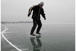 Лед на венгерском озере Балатон достаточно толстый и прочный