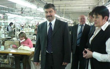 Мирослав Хомяк во время посещения ООО "Зенит-Текс" в городе Тячево