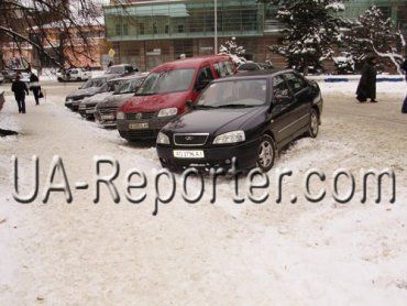 Ужгородские автостоянки незаконно «сдирают» деньги за парковку