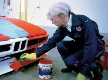 Энди Уорхол (Andy Warhol) раскрашивает автомобиль для коллекции BMW Art Cars