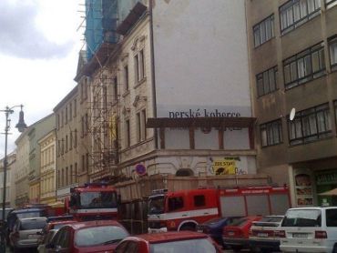 В Праге под обломками обрушившегося здания ищут людей