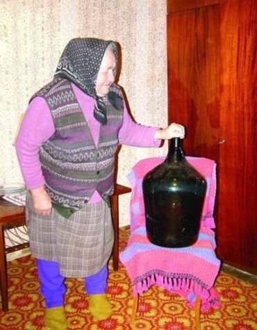 Эту 25-литровую бутыль водки Мария Варга выгнала 25 лет назад