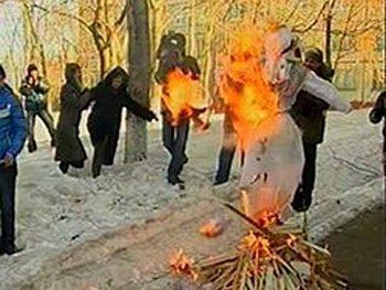 В Симферополе сожгли чучело "оранжевой ведьмы"