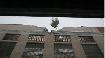В одном из цехов завода «Большевик» рухнула крыша и обвалилась часть фасада