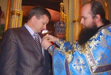 Архиепископ Феодор вручает орден начальнику милиции г.Мукачево Михаилу Ленделу