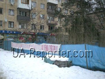 Жителі багатоповерхових будинків в Ужгороді шукають управу на Ратушняка