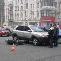 В центре Киева скутерист не разминулся с джипом