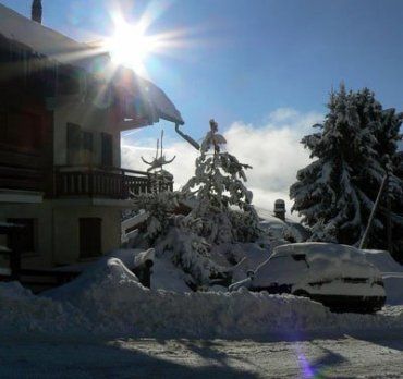 Горные перевалы в Швейцарии закрыты для автотранспорта из-за снежных заносов.