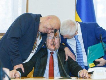Геннадий Москаль нежно обнял Золтана Лендела на сессии Закарпатского облсовета