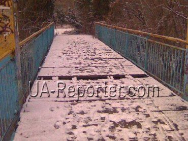 Мост, через который проходят тысячи жителей Ужгорода, в аварийном состоянии