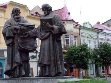 Пам’ятник Кирилу і Мефодію в закарпатському Мукачеві.